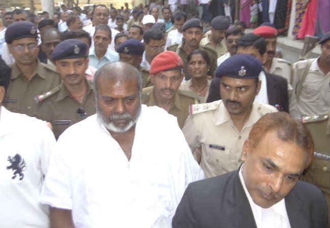 नाबालिग से दुष्कर्म के आराेपी RJD MLA राजबल्लभ की कोर्ट में पेशी, फिर गये जेल