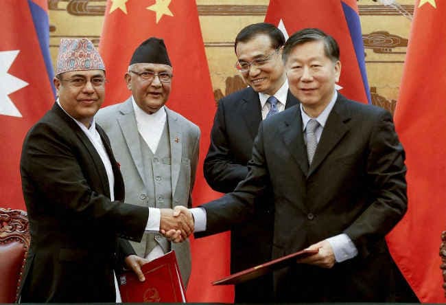चीन के सात दिन के दौरे पर पहुंचे नेपाल के पीएम ओली, रेलमार्ग से जुड़ेगा