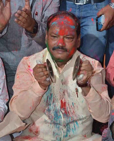 मुख्यमंत्री रघुवर दास ने जमशेदपुर में खेली होली, प्रदेशवासियों को दी बधाई