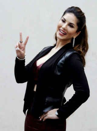 "रईस में शराब विक्रेता" के रूप में दिखेंगे शाहरुख, सनी निभायेंगी डांसर का रोल