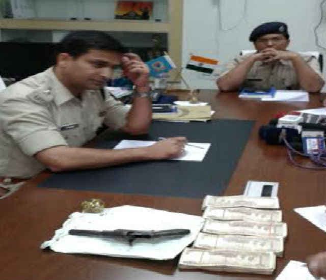 धनबाद : आउटसोर्सिंग कंपनी के कर्मचारी से रंगदारी वसूलने के आरोप में गिरफ्तार