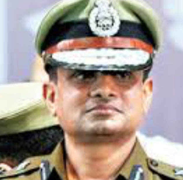 चुनाव आयोग ने किया साफ, अभी नहीं हटाये गये हैं कोलकाता पुलिस आयुक्त राजीव कुमार