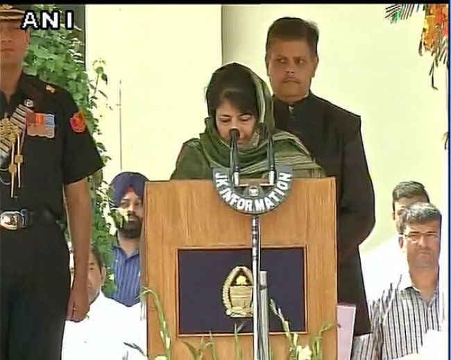 जम्मू कश्मीर : पहली महिला मुख्यमंत्री के रूप में महबूबा मुफ्ती ने ली शपथ,डॉ निर्मल सिंह बने उपमुख्यमंत्री