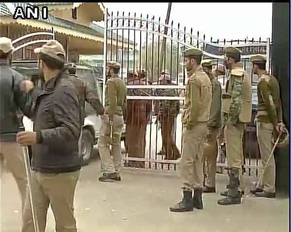 VIDEO : श्रीनगर में छात्रों पर लाठीचार्ज के बाद भड़के केजरीवाल, मामले को देखेगा एचआरडी मंत्रालय