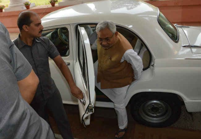 राजद सुप्रीमो लालू यादव से मिले मुख्यमंत्री नीतीश कुमार