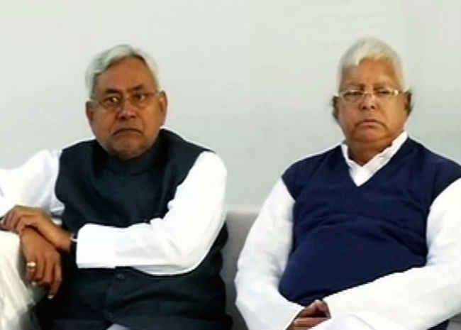 लालू से मिले नीतीश, बंद कमरे में हुई बातचीत