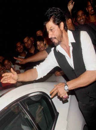 क्यों शाहरुख की ‘फैन'' देखने को बेताब हैं करण जौहर