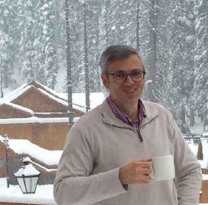 आतंकवादियों को बंदूक की सलामी दी गयी ऐसे वक्त में सीएम दफ्तर साफ करवा रही हैं : उमर अब्दुल्ला