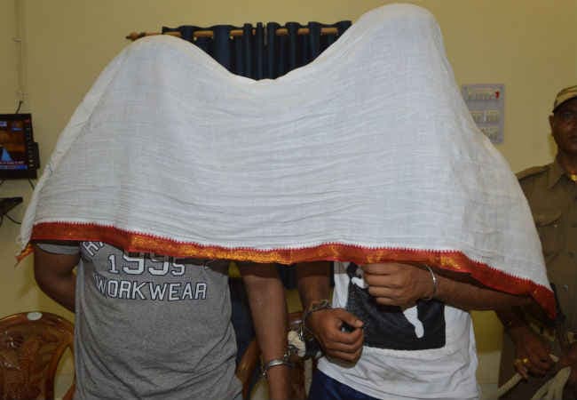 बिहार : चलती ट्रेन में शराब पीना पड़ा महंगा, NRI व रेस्टोरेंट मालिक भेजे गये जेल