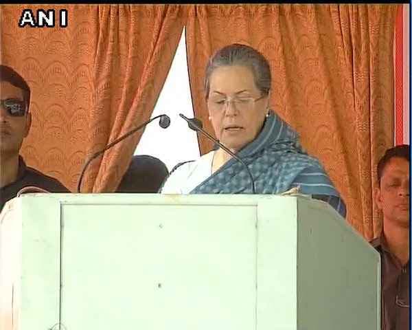 सोनिया ने किया जोरदार हमला कहा, दीदी-मोदी एक थैली के चट्टे-बट्टे