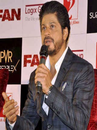 मेरी बायोपिक फिल्म के लिए आर्यन-अबराम पहली पसंद : शाहरुख