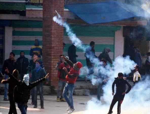 कश्मीर हिंसा : फारुख अब्दुल्ला ने कहा, सरकार विफल, पीडीपी बोली अस्थिर करने का कुटिल प्रयास