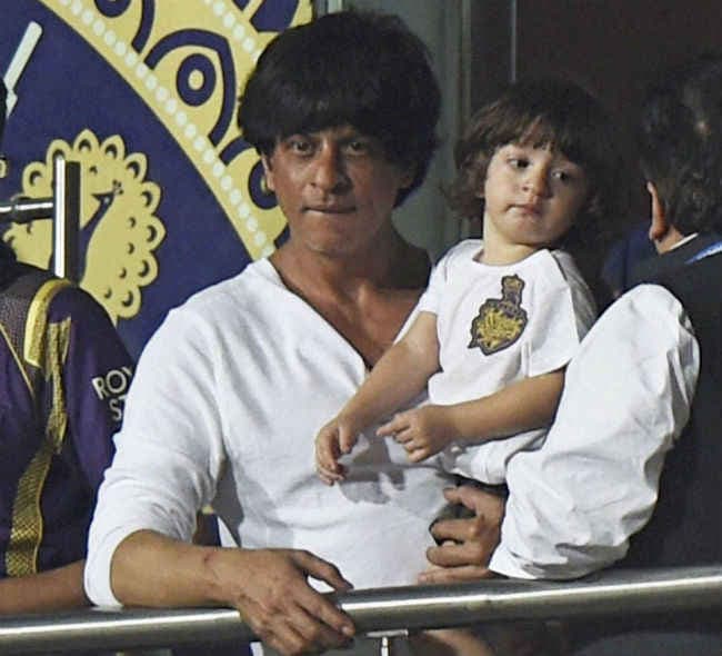 बिजी शेड्यूल से समय निकालकर बच्चों संग मस्ती कर रहे हैं शाहरुख खान