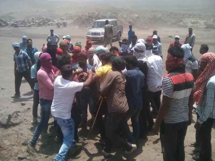 झारखंड में JMM एमएलए के समर्थकों को BJP एमएलए समर्थकों ने दौड़ा-दौड़ा कर पीटा, देखती रही पुलिस