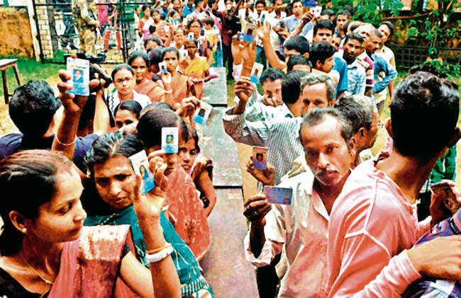 चुनावी भ्रष्टाचार : वोटों के बाजार में लोकतंत्र