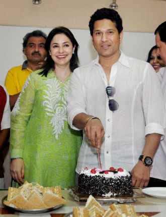 तेंदुलकर ने अपने 43वें जन्मदिन पर बच्चों को क्रिकेट के गुर सिखाये