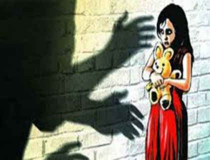आठ वर्षीय बच्ची के साथ दुष्कर्म, बचाने गयी महिला के चेहरे पर दांत से काटा