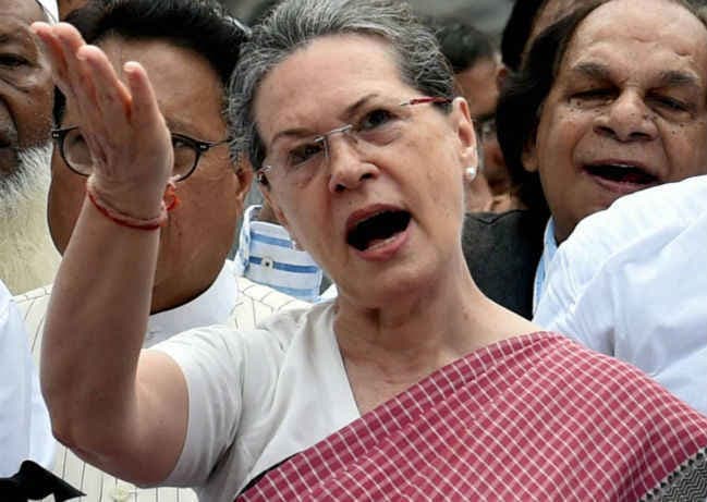 VVIP हेलिकॉप्टर सौदा : सोनिया ने कहा, हम बेकसूर, नाम लेने से नहीं डरती