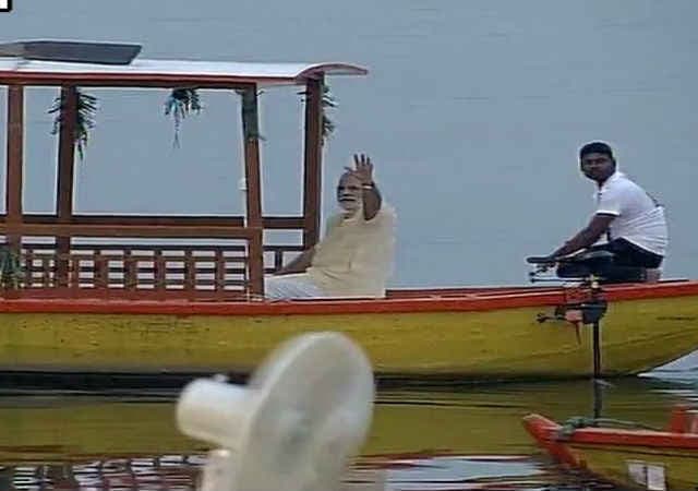 प्रधानमंत्री पहुंचे अस्सी घाट, कहा-ई बोट के वितरण से पर्यटन को बढ़ावा मिलेगा