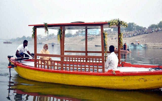 प्रधानमंत्री ने बलिया में शुरू की उज्जवला योजना, वाराणसी में बांटा ई-रिक्शा व ई बोट