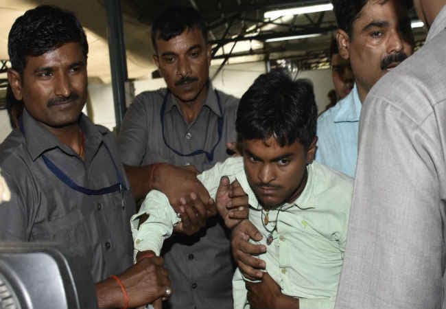 जनता दरबार में आक्रोशित युवक ने CM नीतीश की तरफ फेंकी चप्पल, देखें VIDEO