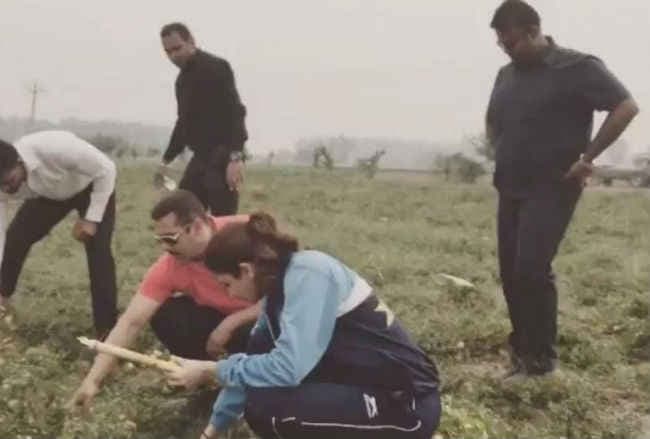 खेत में टमाटर तोड़कर खाते नजर आये सलमान-अनुष्का, देखें वीडियो