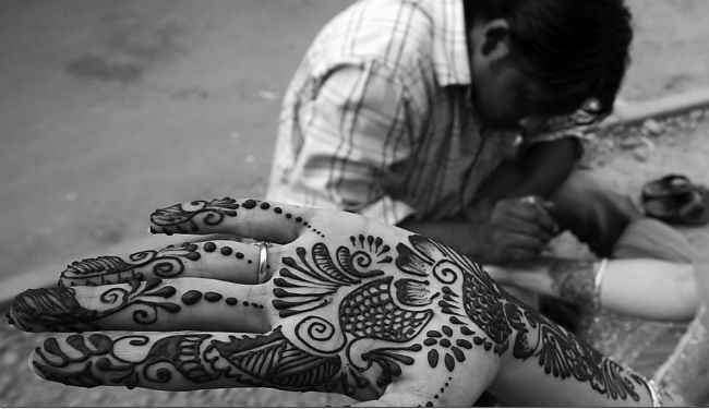 बड़े अच्छे लगते हैं मेहंदी रचते मर्द