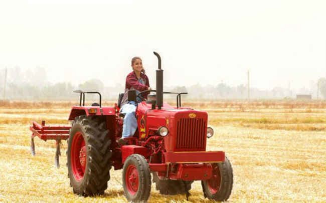 ...अब तपती धूप में ट्रैक्टर चलाती नजर आई अनुष्का शर्मा, देखें वीडियो