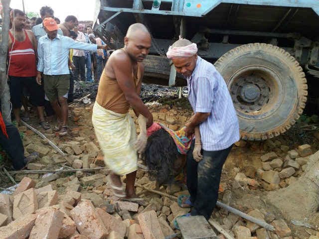झारखंड : कोडरमा में अनियंत्रित ट्रक ने 6 को रौंदा, 4 की घटनास्थल पर मौत