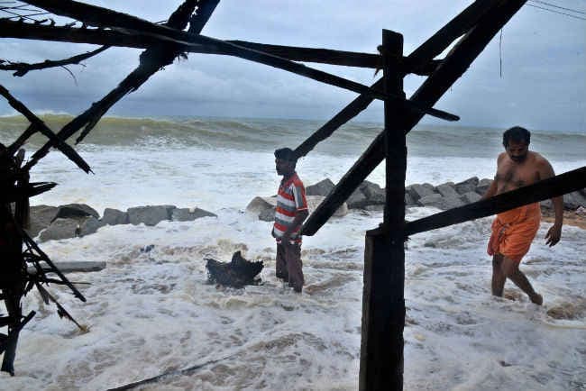 चक्रवाती तूफान ने बांग्लादेश की ओर बदला रास्ता, भारतीय तटें सुरक्षित