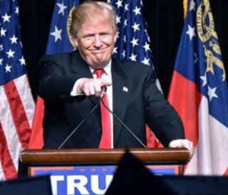 ट्रम्प ने कहा, धूर्त हिलेरी क्लिंटन सबसे बडी बंदूक-विरोधी