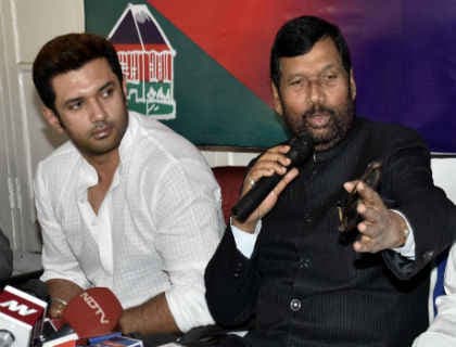 नीतीश कुमार को ब्लैकमेल कर रहे हैं लालू यादव : पासवान