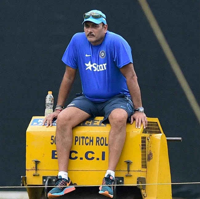 अब धौनी के लिए खेल का आनंद उठाने और कोहली के लिए कप्तानी करने का समय : शास्त्री