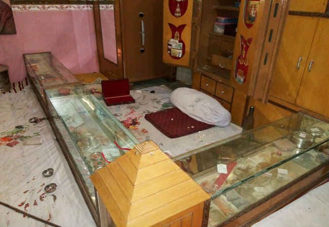 बिहार : फौजी की दुकान से 20 लाख से अधिक का नगद व जेवर की लूट, 3 घायल