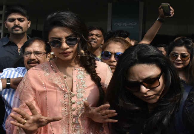 28 बॉडीगार्डस के घेरे में पटना पहुंची ''प्रियंका चोपड़ा'', कहा- बिहार की बेटी हूं