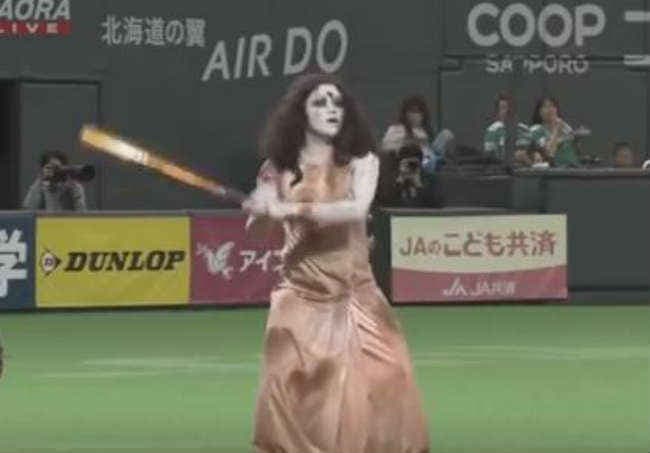 जापान में बेसबॉल मैदान पर ''भूतों'' का कब्जा, देखें VIDEO