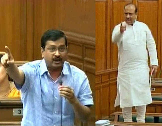टैंकर घोटाले को लेकर दिल्ली विधानसभा में हंगामा, बेंच पर चढ़े भाजपा MLA विजेंद्र गुप्ता
