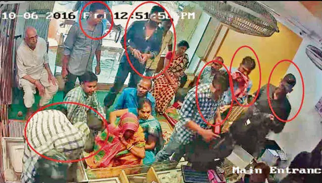 कटिहार में आभूषण की दुकान से डेढ़ करोड़ लूटे