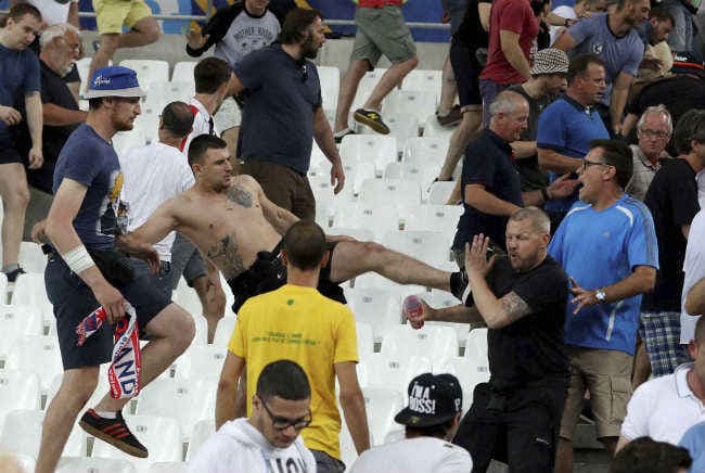 रुस और इंग्लैंड के बीच फुटबॉल मैच के दौरान भड़की हिंसा में 44 घायल