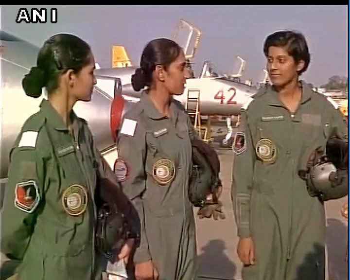एयरफोर्स में आज शामिल हुई तीन महिला पायलट, पर्रिकर मौजूद