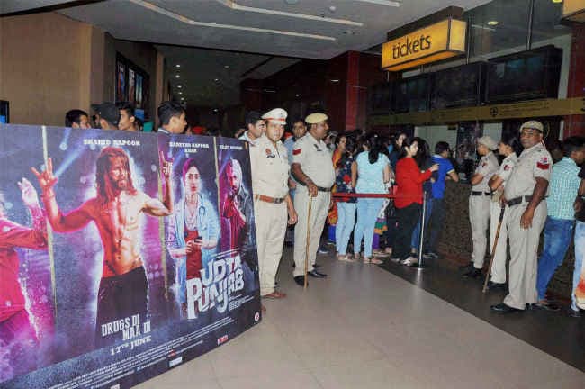 ''उड़ता पंजाब'' देखकर केजरीवाल ने साधा निशाना, कहा - ''बादल परिवार भी देखे...''