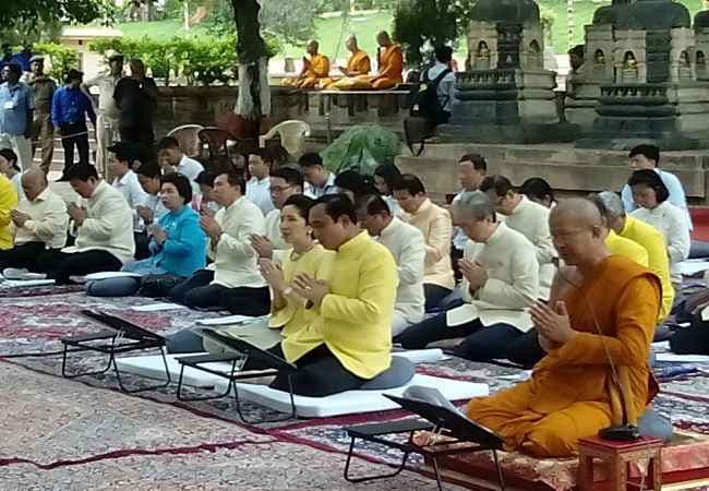 थाईलैंड के पीएम ने बोधगया के महाबोधि मंदिर में की पूजा अर्चना