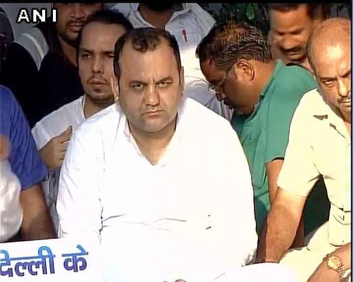 केजरीवाल के घर के बाहर भूख हड़ताल पर बैठे BJP MP महेश गिरी, AAP का ट्वीट- हत्या के आरोपी को धरना पर नहीं बैठना चाहिए
