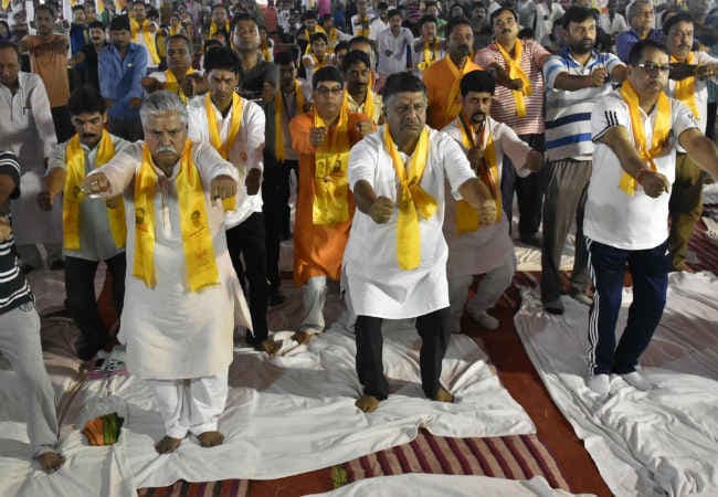 बिहार में योग दिवस के कार्यक्रम में नहीं पहुंचे महागठबंधन के मंत्री, खाली रही गयीं कुर्सियां