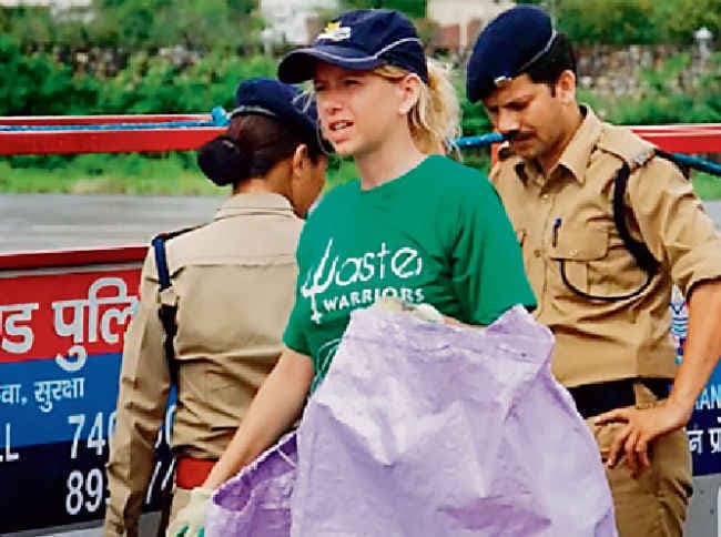 भारत में सफाई करती ब्रिटेन की ‘गारबेज गर्ल’