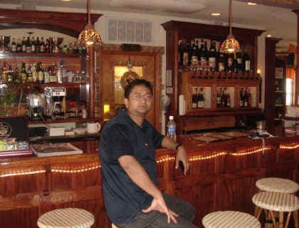 बीयर बार में बैठे बिहार के IAS की तस्वीर वायरल, चर्चा शुरू