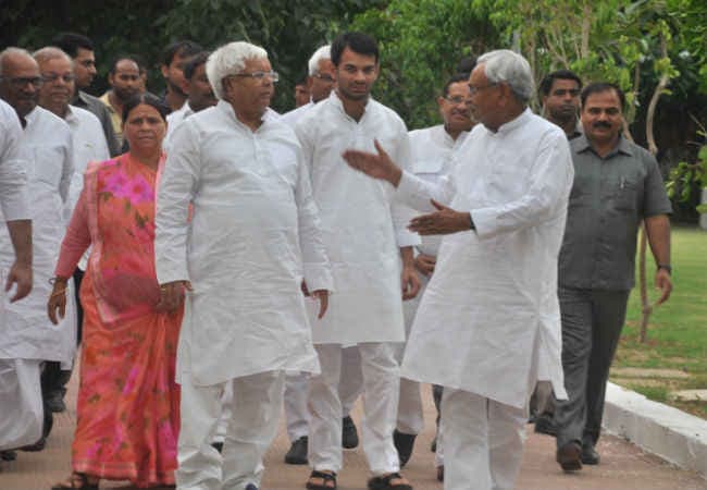 मुख्यमंत्री नीतीश कुमार ने दी इफ्तार की दावत