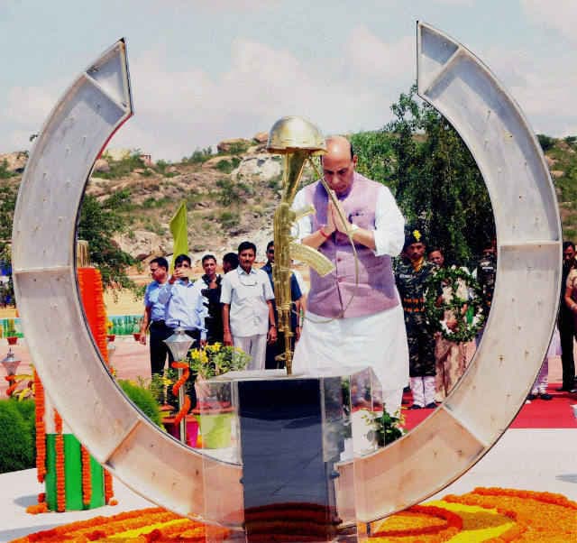 नक्सलवाद गरीब व आदिवासी विरोधी है : राजनाथ सिंह