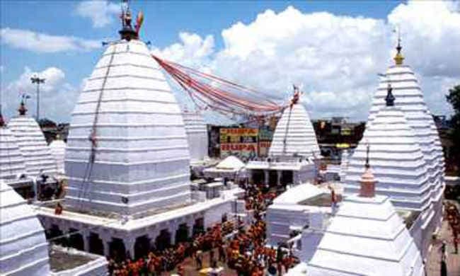 बाबा बैद्यनाथ के दर्शनार्थी व पंडे