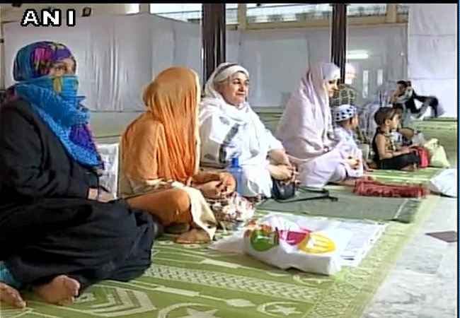 लखनऊ : ऐशबाग ईदगाह में पहली बार महिलाओं ने अदा की नमाज